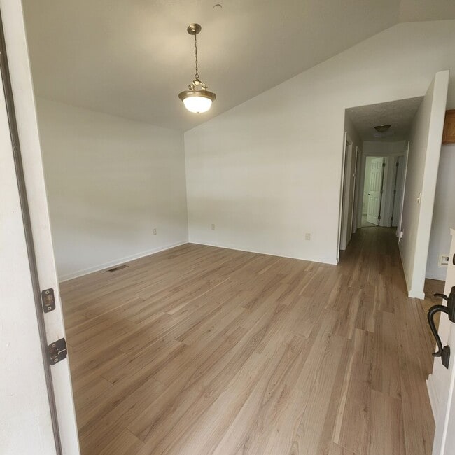 Foto del edificio - 3 Bedroom House Available in Quiet Astoria Neighborhood!