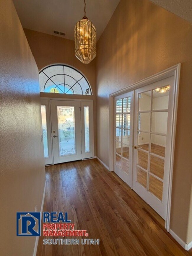 Building Photo - Golf Course Home