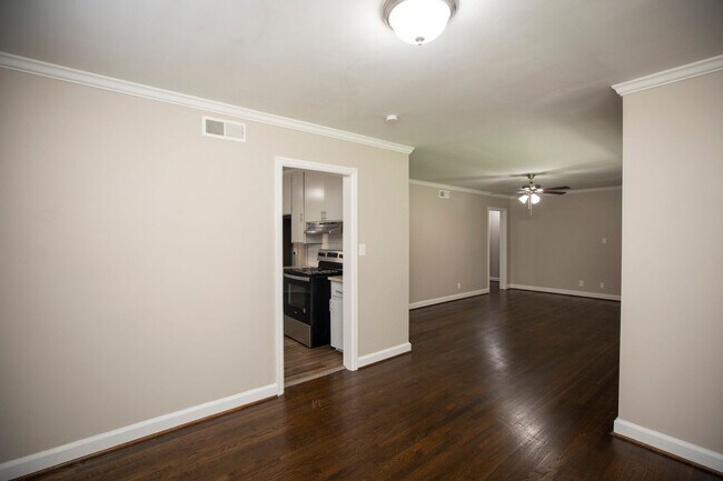 Building Photo - ** 3 bed 1.5 bath located in Mcgehee-Allen...