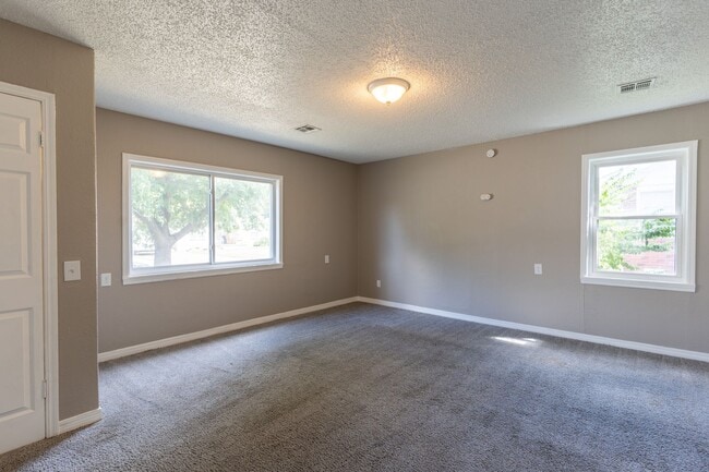 Building Photo - 4 Bedroom 1.5 Bathroom