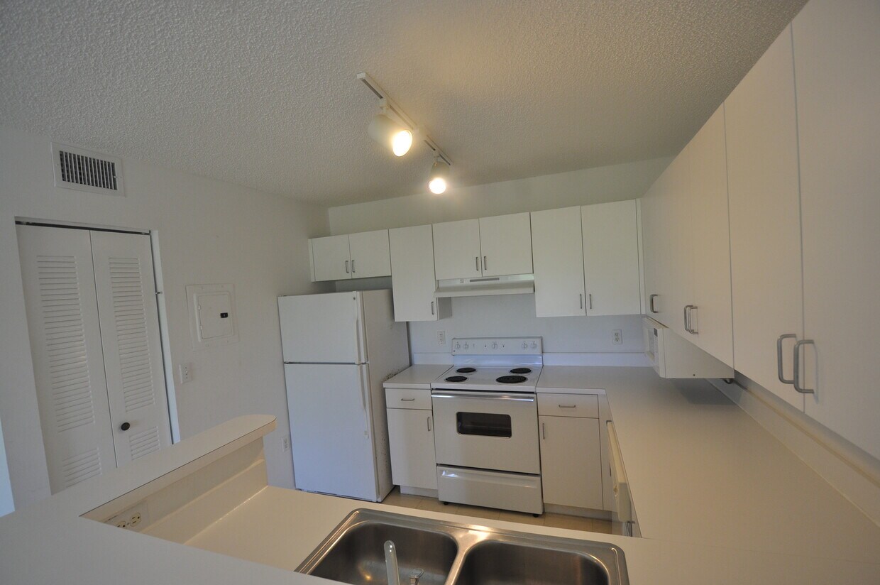 Primary Photo - 2031 Renaissance Blvd