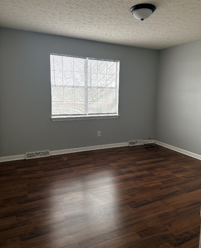 Foto del edificio - 15 Ferguson Dr