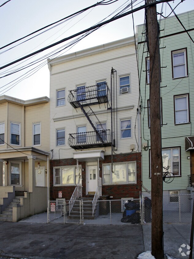 Building Photo - 711 22nd St