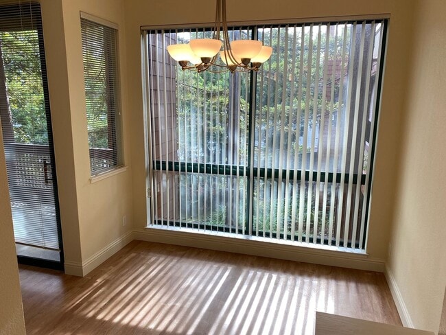 Foto del edificio - Palo Alto Redwoods 2 bd 1 ba 2nd Floor, Qu...
