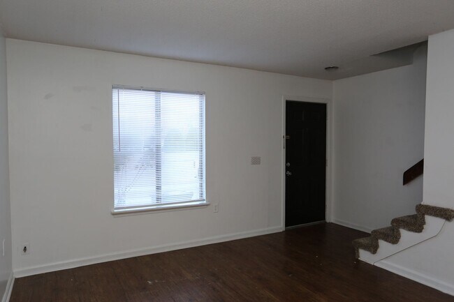 Foto del edificio - Spacious Townhome Available Today!