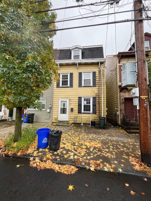 Foto principal - Beautifully Maintained End-Unit Townhome f...