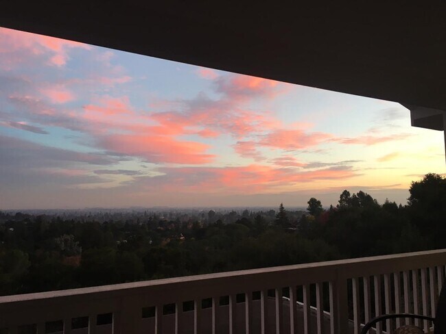 Foto del edificio - Spectacular views, gracious living areas, superb entertaining space....5 minutes to downtown, 2 m...