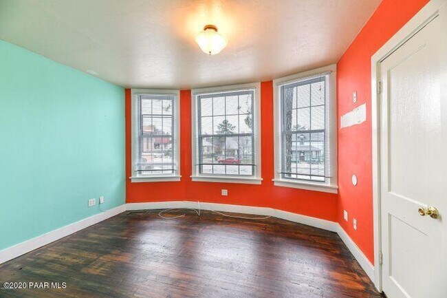 Building Photo - 658 W Gurley St