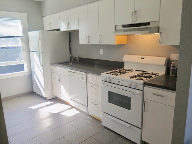 Windowed kitchen w gas stove, dishwasher - 59 Laidley St