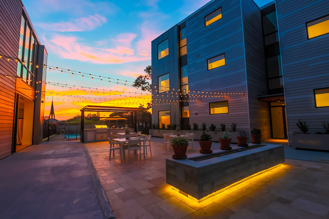 Courtyard at sunset - The Richardson at Tarrytown