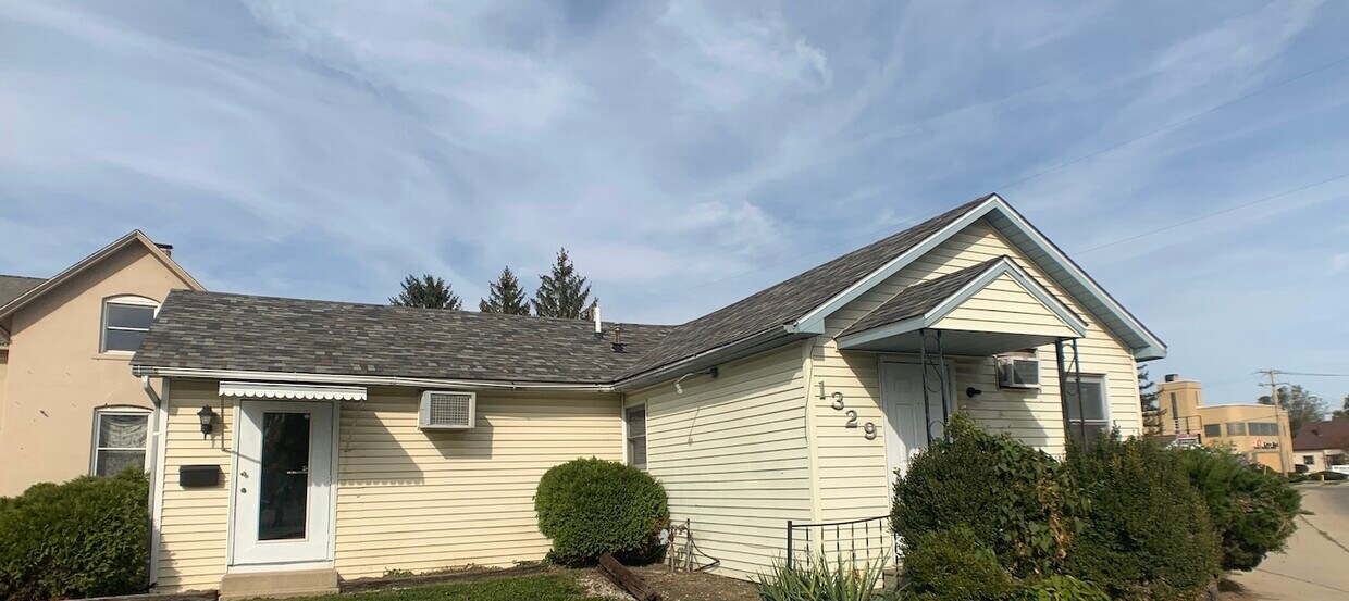 Primary Photo - 1329 E Main St