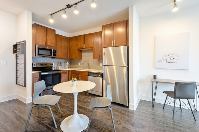 Foto del edificio - 13600 N Blackwelder Ave