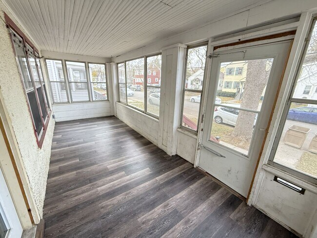 Foto del edificio - 1325 Milton St