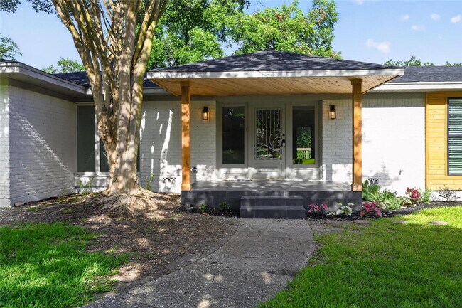 Building Photo - "Fully Remodeled 4-Bedroom Luxury Home Backing to a Greenbelt with Two Primary Suites!"
