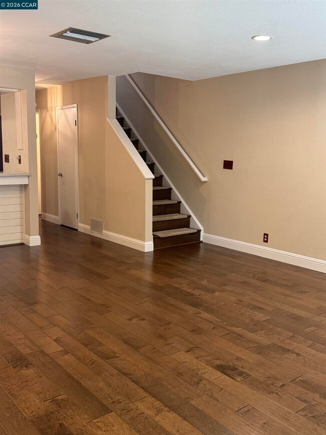 Building Photo - 13 Oak Brook Pl