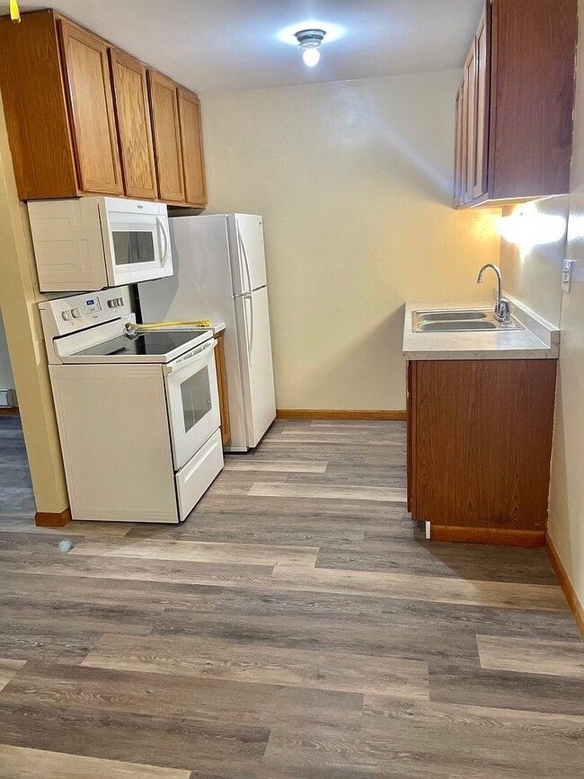 Building Photo - 8841 Schneider Ave