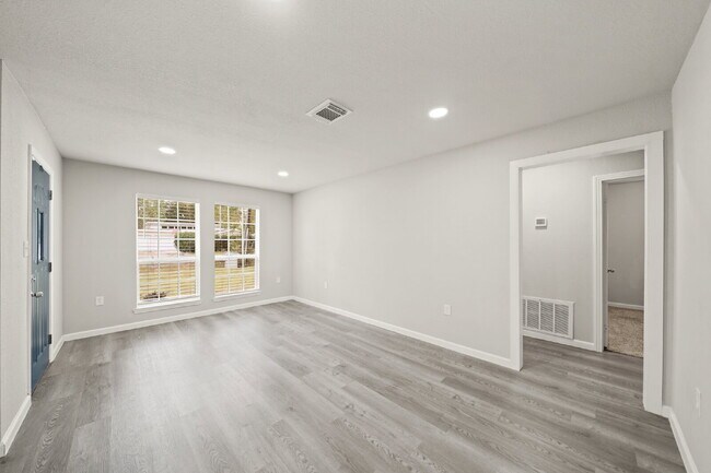 Foto del edificio - "Charming 3-Bedroom FULLY RENOVATED Home o...