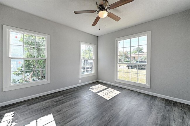 Foto del edificio - 2643-2643 Kingston St