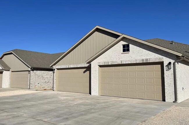 Building Photo - Recently Built 2/2/2 Townhome!