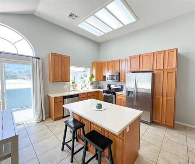 Building Photo - PB 3br Townhome $6000 to share Pacific Beach 3 Br Townhome 2 Car Garage Modern Appliances