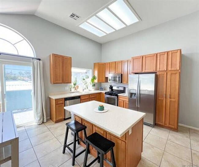 Foto del edificio - PB 3br Townhome $6000 to share Pacific Beach 3 Br Townhome 2 Car Garage Modern Appliances