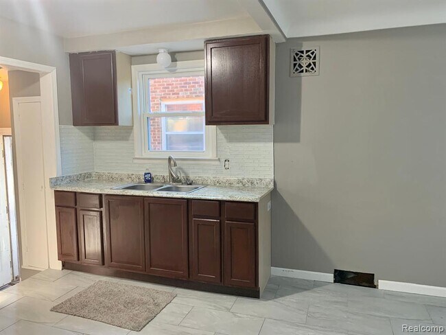 Foto del edificio - 14944 Fairmount Dr