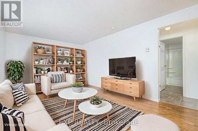 Building Photo - 875 Laurier St