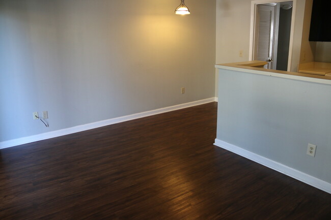 Building Photo - Fall 2025 Awesome 1 Bedroom Condo Near AU ...