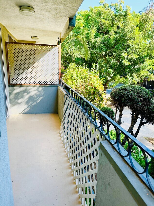 Balcony - 7533 Lexington Ave