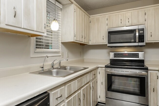 Building Photo - Beautiful 3 Bedroom Ranch with Fenced Back...