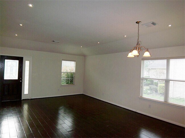 Foto del edificio - 2223 Enchanted Park Ln