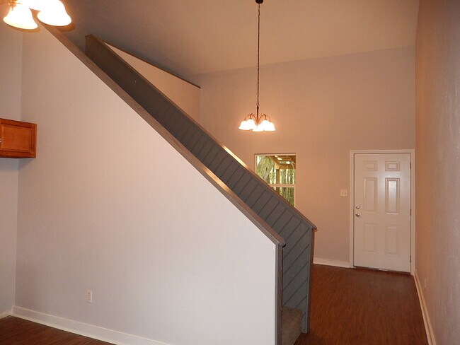 Building Photo - REMODELED 2/1 w/ Loft & Vaulted Ceilings o...