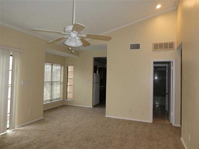 Building Photo - 2700 Silver Creek Dr
