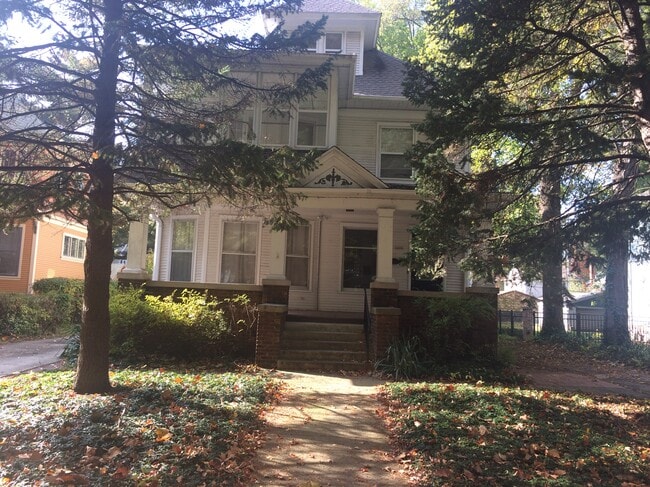 Building Photo - 1419 S Lowell Ave