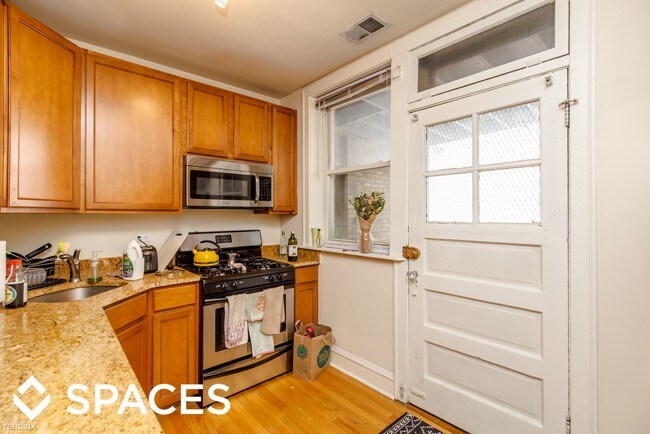 Building Photo - 3 br, 1 bath Apartment - 1406 West Roscoe #3S