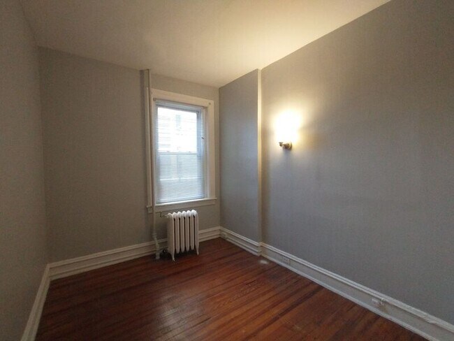 Building Photo - 307 Dolphin St