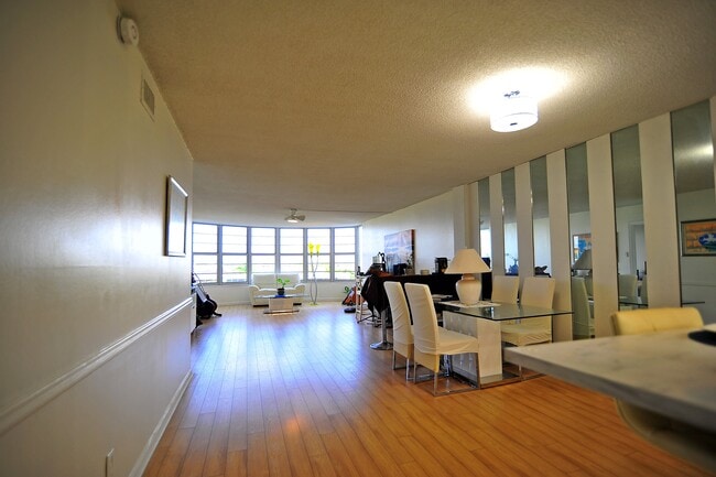 Building Photo - 3051 NE 48th St