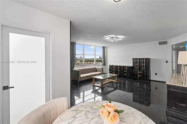 Foto del edificio - 1351 NE Miami Gardens Dr