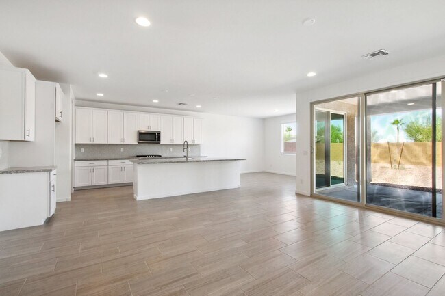 Building Photo - 5 Bedroom Single Family in Goodyear
