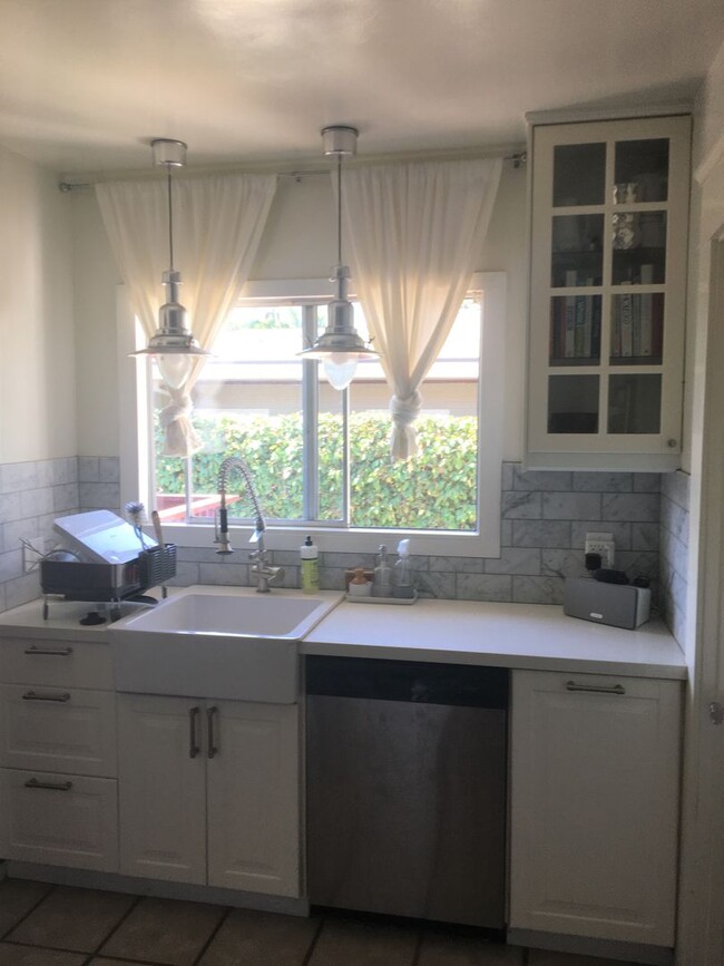 Building Photo - Beautiful 3+2 Gem in North Park with priva...