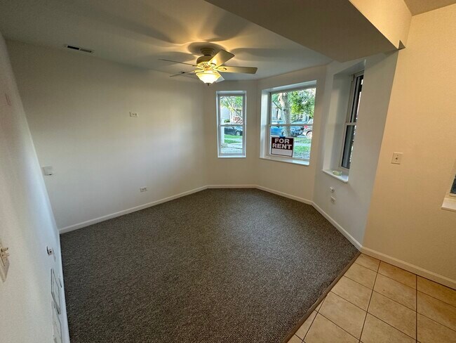 Foto del edificio - 2421 W Warner Ave