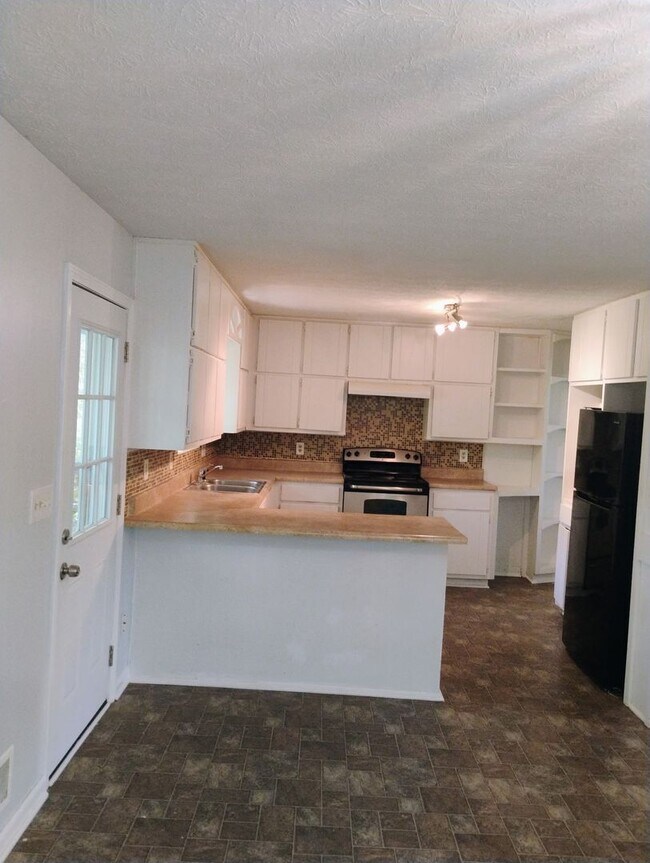 Foto del edificio - *Home For The Holidays Move In Special* 4 Bedroom Home w/Basement! Convenient Ellenwood Location!