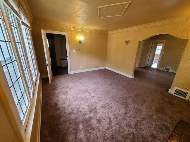 Building Photo - 3 Bedroom Duplex Water Included Section 8W...