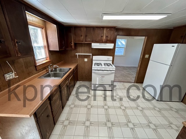 Building Photo - 605 10th Ave SW