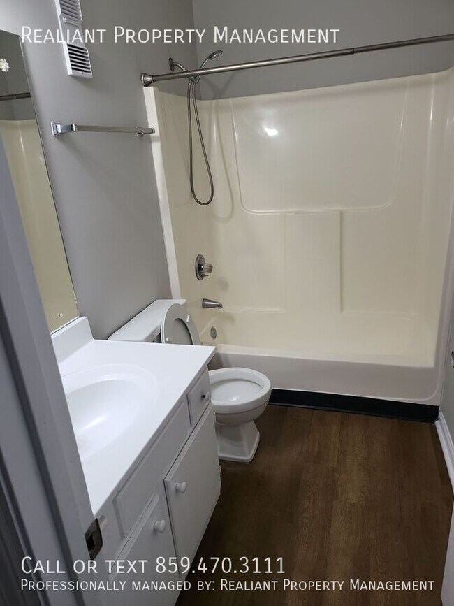 Building Photo - 425 Lenney Dr