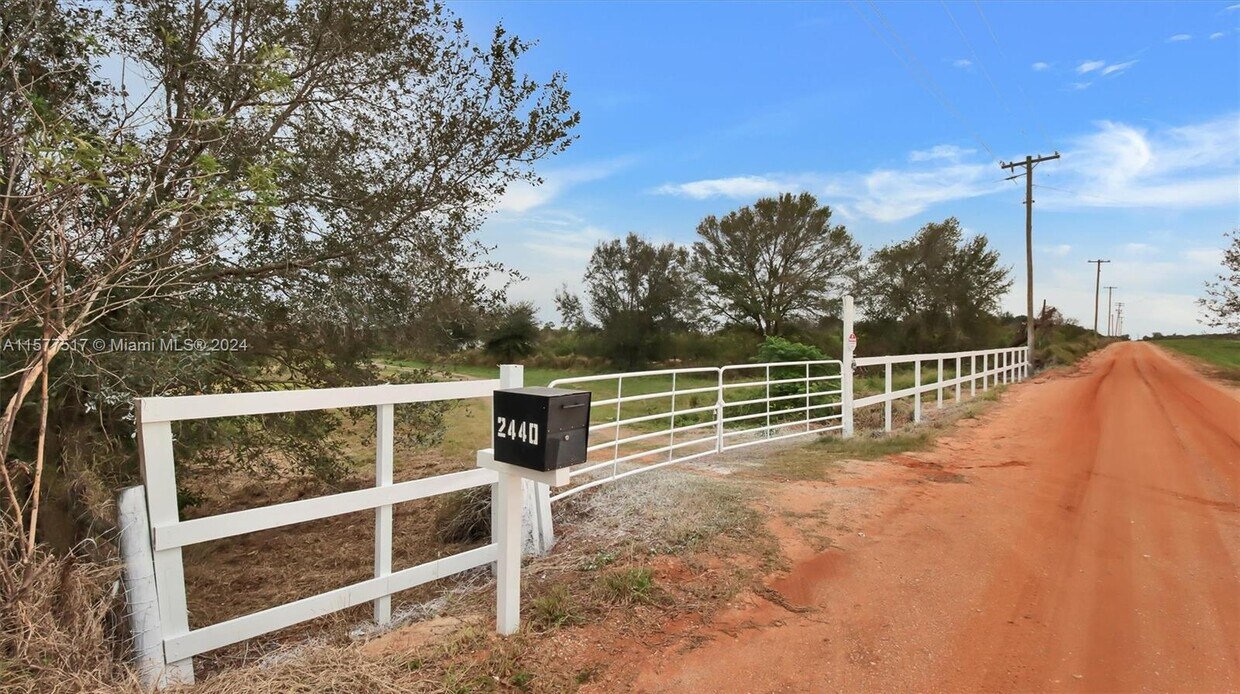 Foto principal - 2440 Wallace Rd