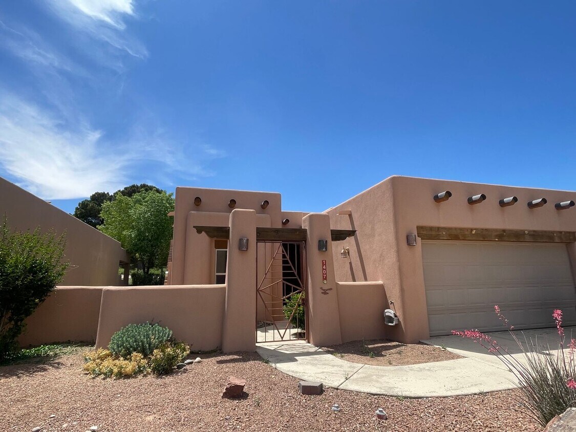 Primary Photo - Great Home in Picacho Hills - Fairway Vill...