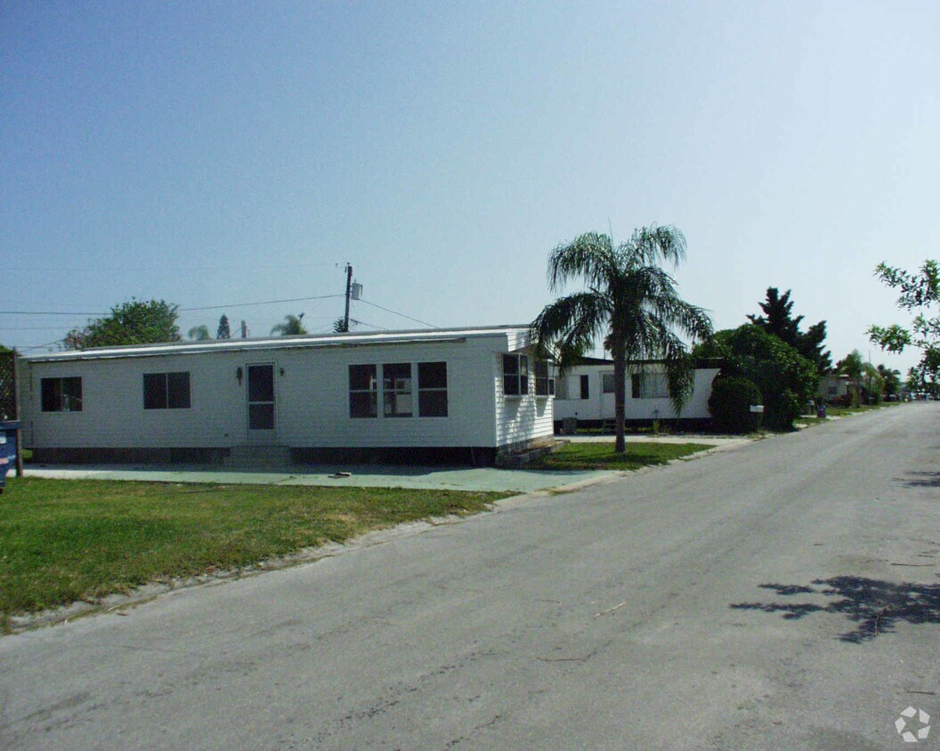 Snug Harbor Apartments in Saint Petersburg, FL