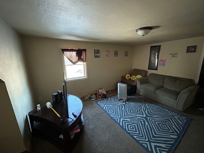 Building Photo - 1897 1/2 E Newberry St