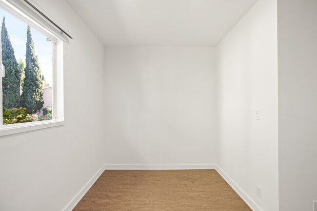 Building Photo - 9910 Robbins Dr